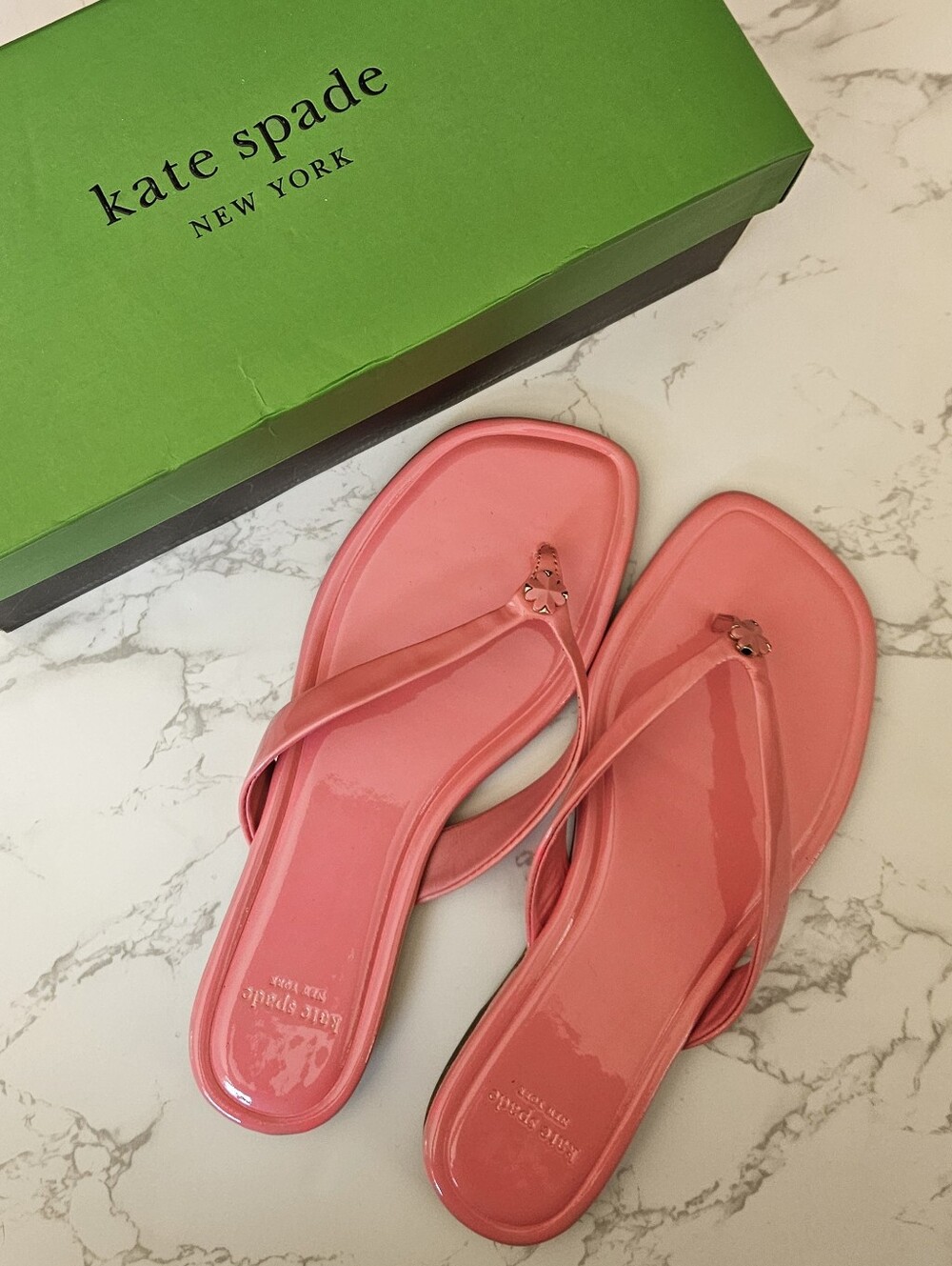 New Kate Spade Patent Leather Flower Flip Flop Sandals 7.5